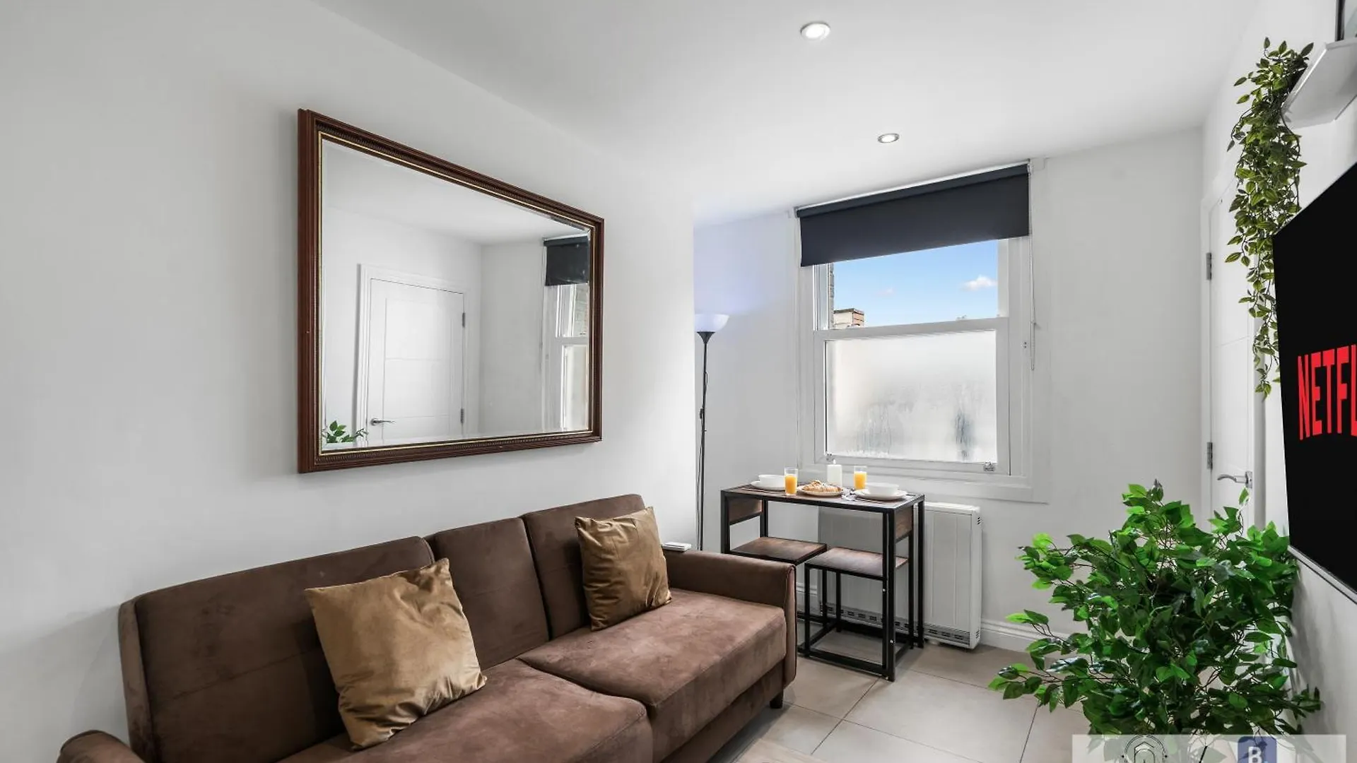 City Centre Top Floor Apartment With Lift Access And 5 Mins Walk To Brighton Station 영국