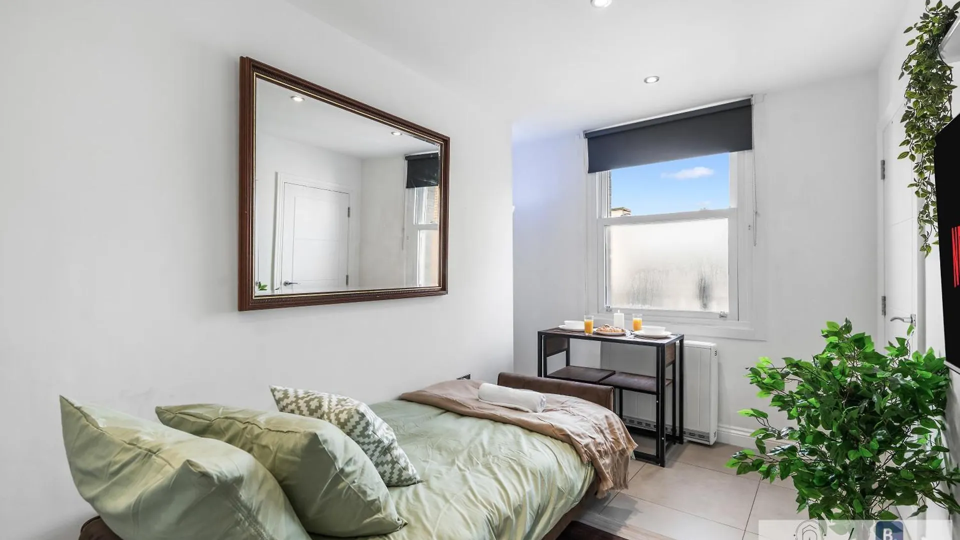 City Centre Top Floor Apartment With Lift Access And 5 Mins Walk To Brighton Station