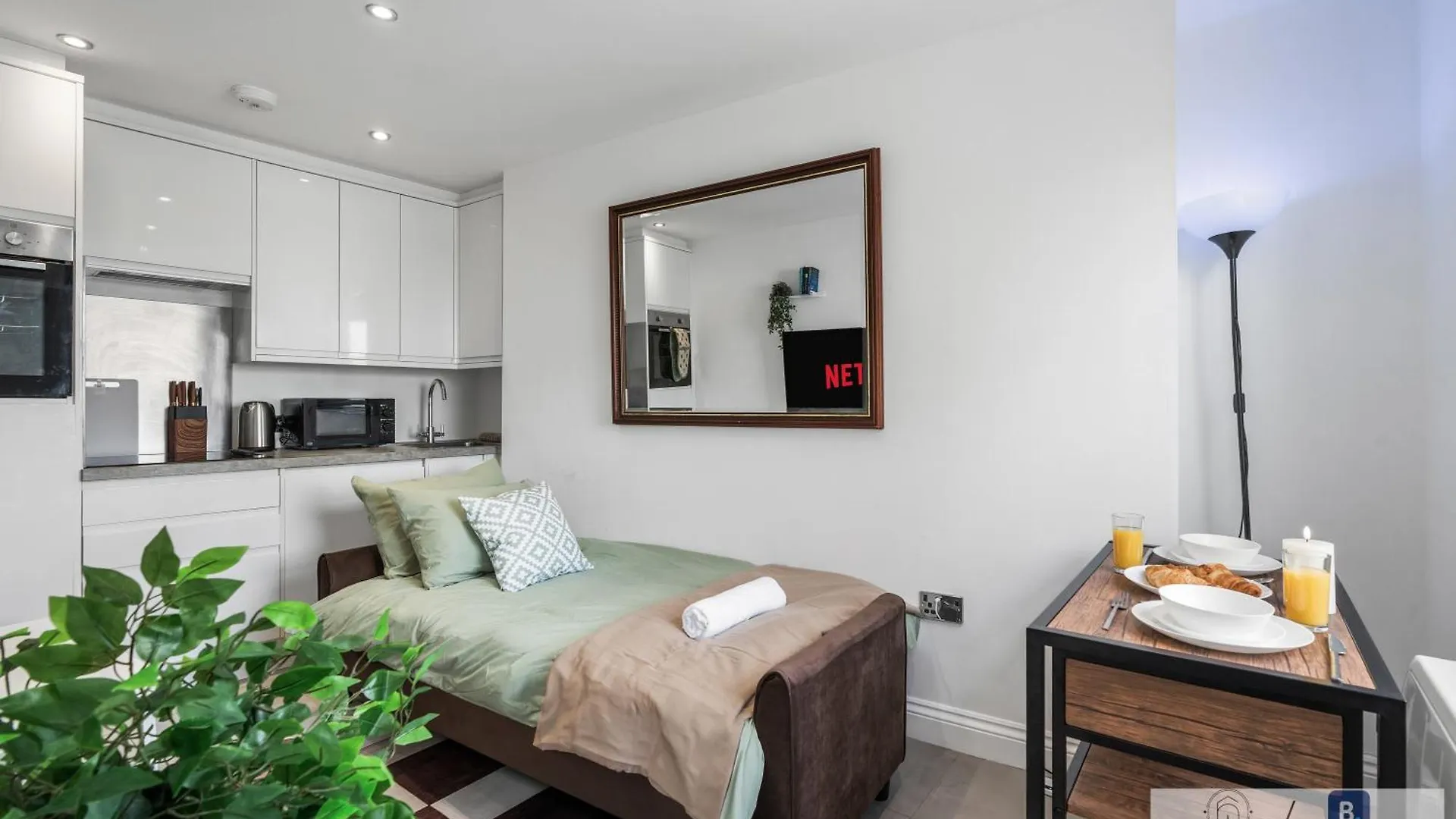 City Centre Top Floor Apartment With Lift Access And 5 Mins Walk To Brighton Station 0*,